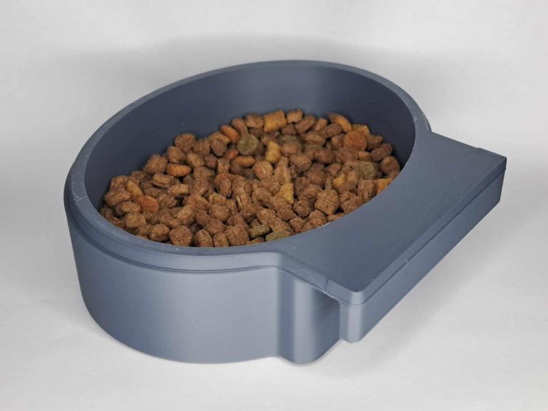 Hanging pet food bowl