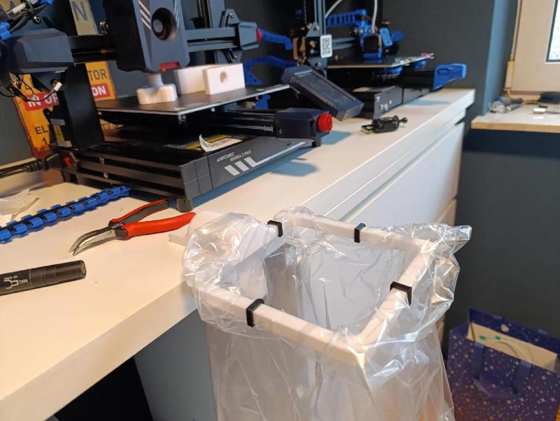 Screw Style Filament Trash Bin   