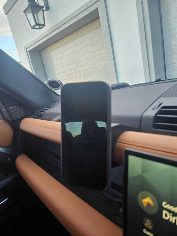 Land Rover Defender Phone mount