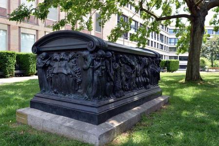 Sarkophag und Trauernde