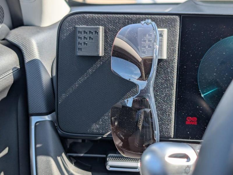 Hyundai Magnetic Panel Simple Sunglasses Holder