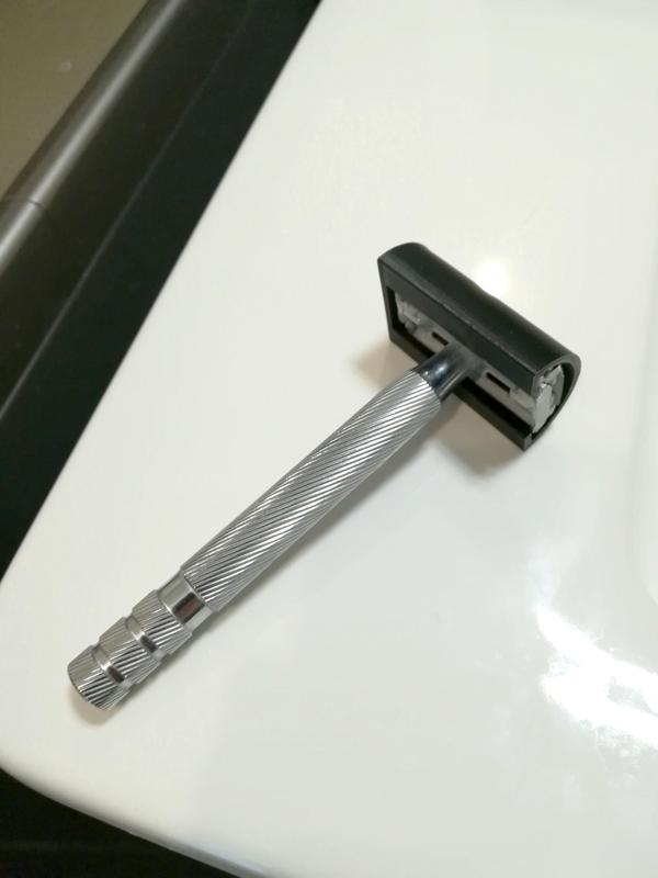 Wilkinson Classic Premium safety razor blade guard