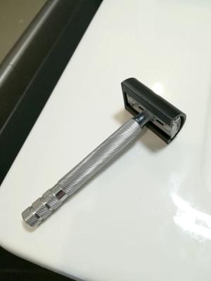 Wilkinson Classic Premium safety razor blade guard