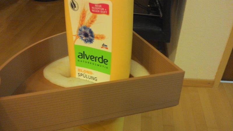 Eckregal mit Duschgelhalter; Corner Shelf with Shower gel holder