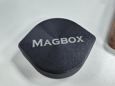 Magnetic portable medicine box