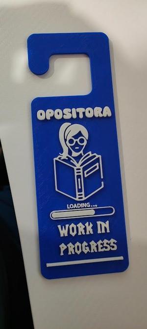 opositor woman handle door sing