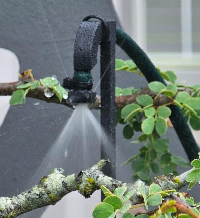 Vortex micro-spray head for 6.5 mm (1/4 inch) OD pipe.