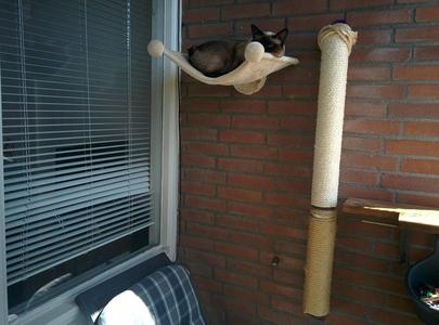 Simple and Strong cat sisal pole bracket.