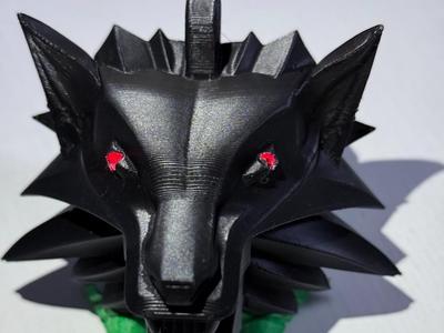 【The Witcher 3】Wolf School Medallion Amulet - Eyes Glow Red
