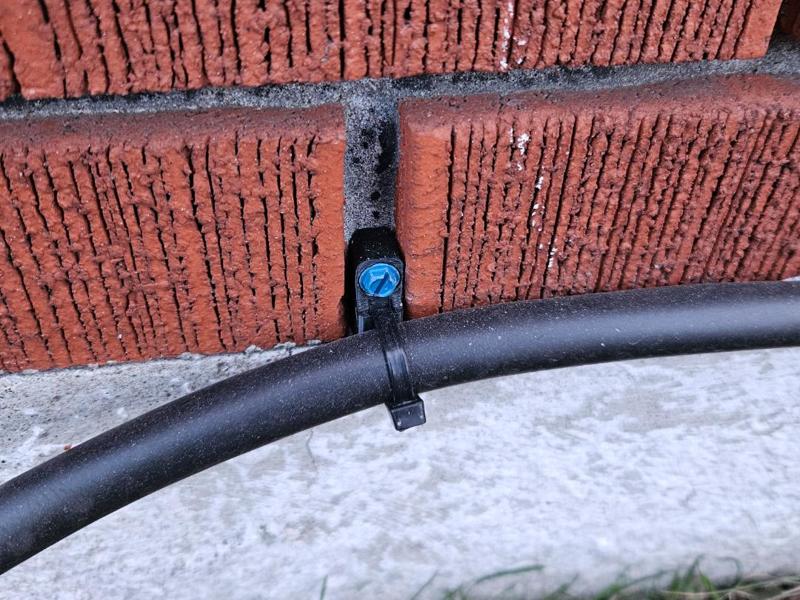Brick zip ties bracket