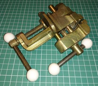 Ball end of vise handle