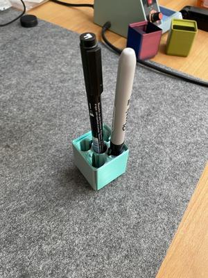 Gridfinity Sharpie Storage Block (Tip Down With Clips Version, Better Screw Holes)