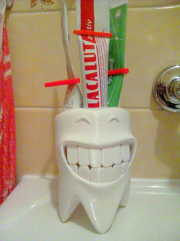 Toothpaste holder / stojánek na zubní pastu