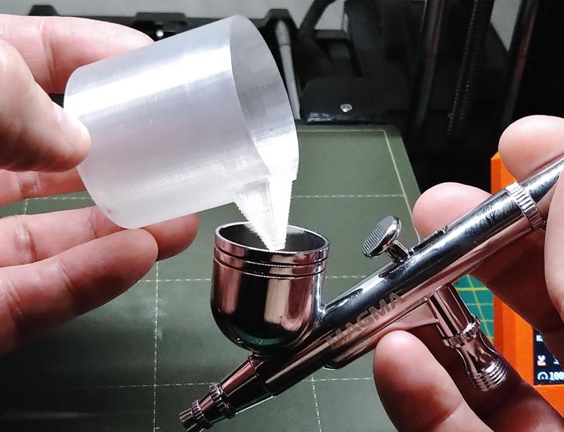 Airbrush paint mixing container