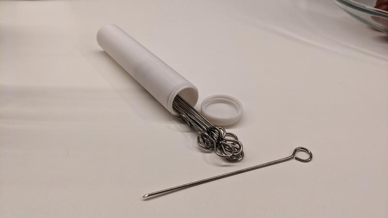 Roulade needle container