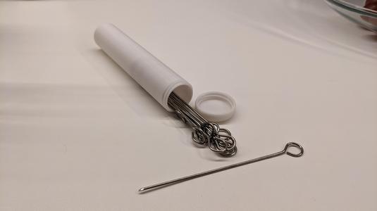 Roulade needle container