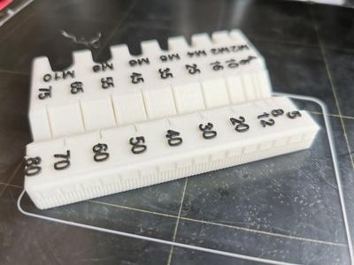 Metric screw bolt and nut measuring tool
