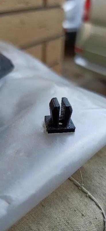 Клипса для крепления брызговика на машину.   