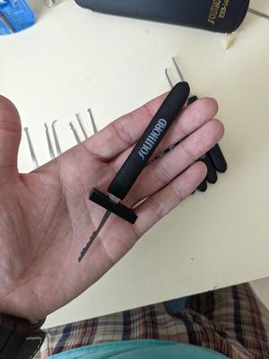 Lockpick sleeve finger saver