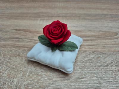 Interlocking rose on a cushion without AMS in color