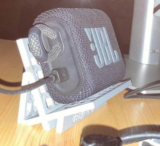 JBL GO Angled Bench for better sound