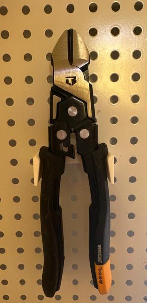 Top-notch self-resetting diagonal pliers pegboard holder