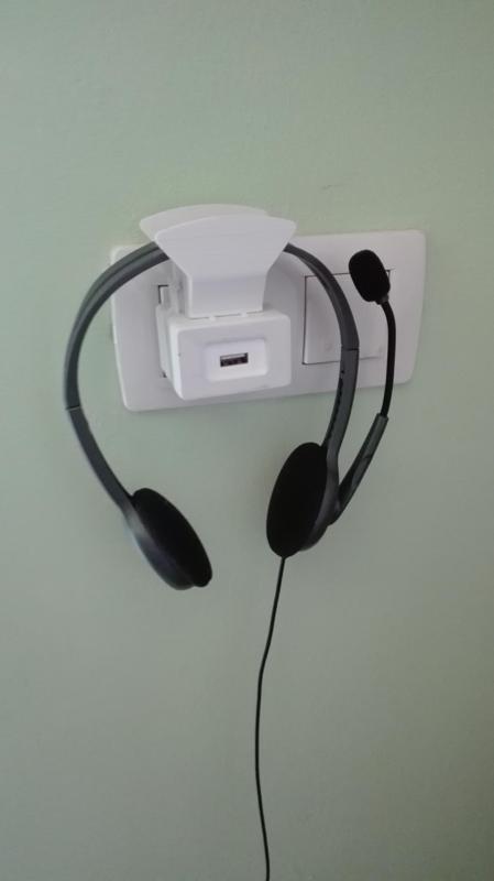 SOPORTE AURICULARES EN ENCHUFE