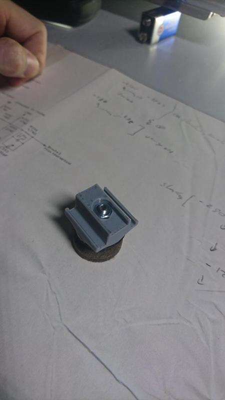 Pieds pour appareils a rails.