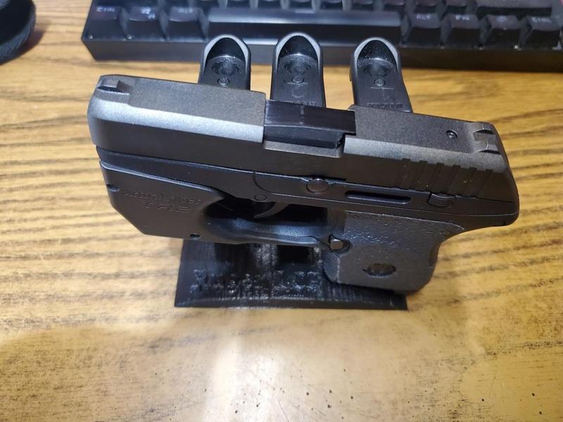 Ruger LCP - Stand w Mags