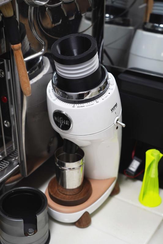 Niche Zero blower and single dose bean container 2 in 1