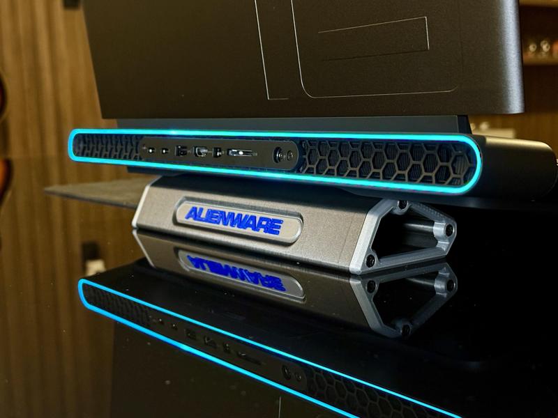 Alienware laptop lifter (M16, M18, X17)