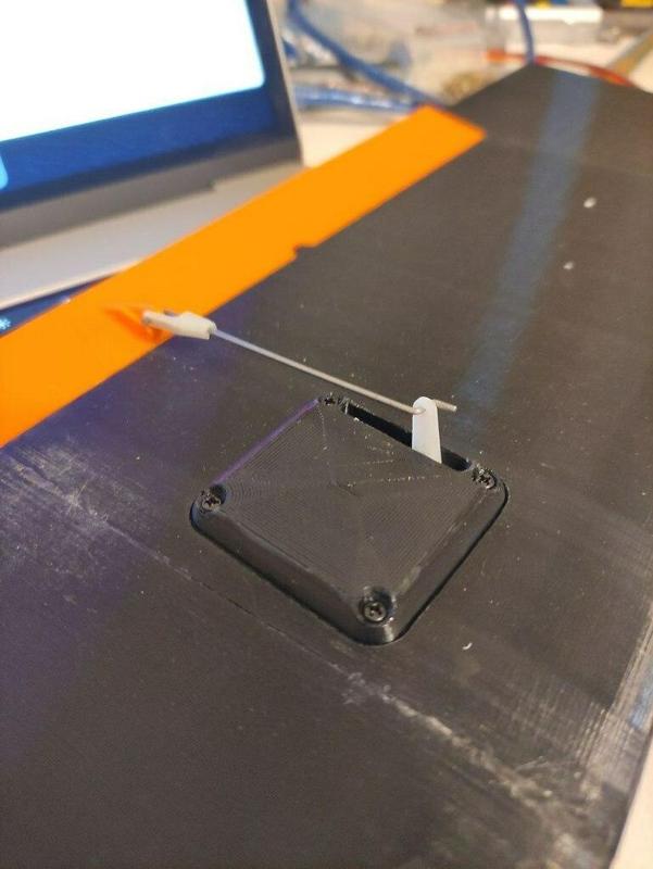 Madame Jeanette: cover for servo sg90 on the wing