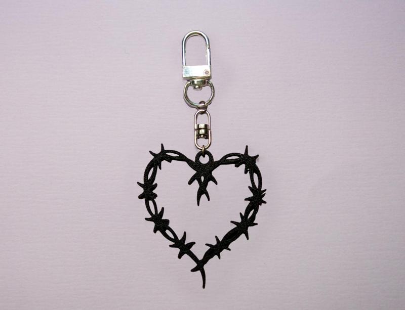 Karol G keychain (wire heart)