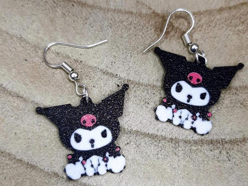 Sitting Kuromi earrings