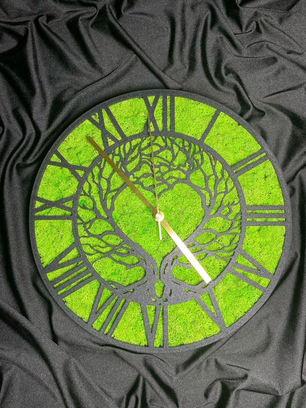 wall-mounted watch with stabilized moss