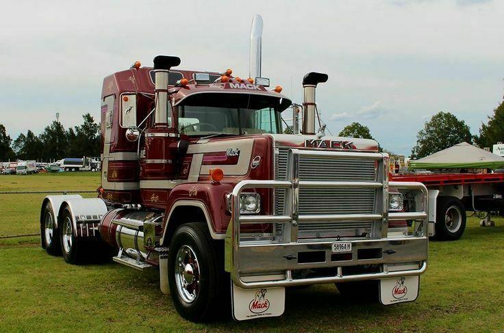 Mack Superliner R722 with sleeper