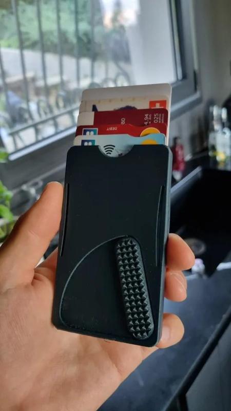 Cascade wallet with improved money clip