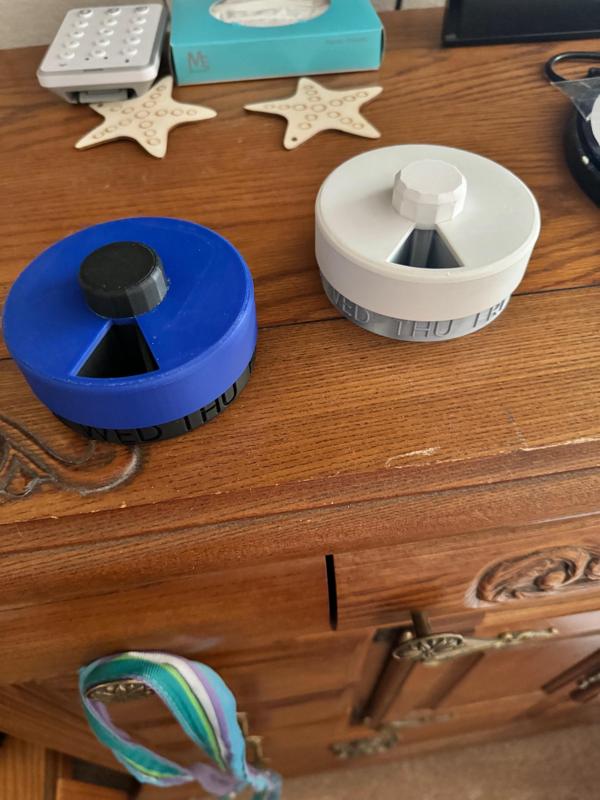 8 slot pill round box