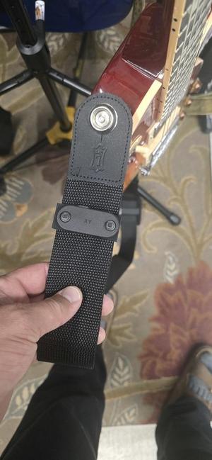 Guitar strap clip 