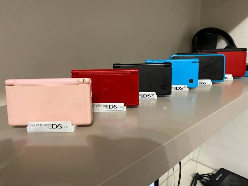 Nintendo DS Family Customizabile Stand (for DS/lite/DSi/3DS/2DS etc.)