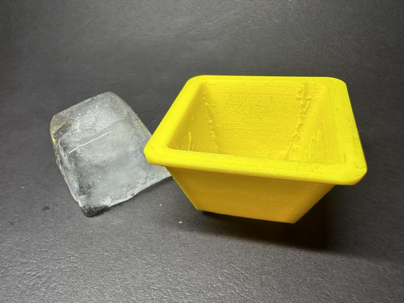 Very Small Ice Cube Tray / Sehr Kleine Eiswürfelform