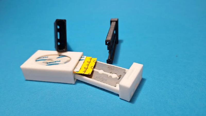 Safety razor blades travel box   