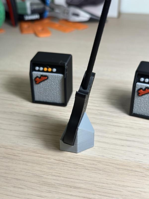 Dummy 13 Guitar Stand