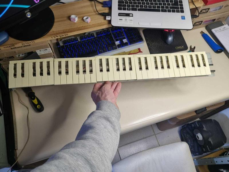 Yamaha PSS-795 piano keys