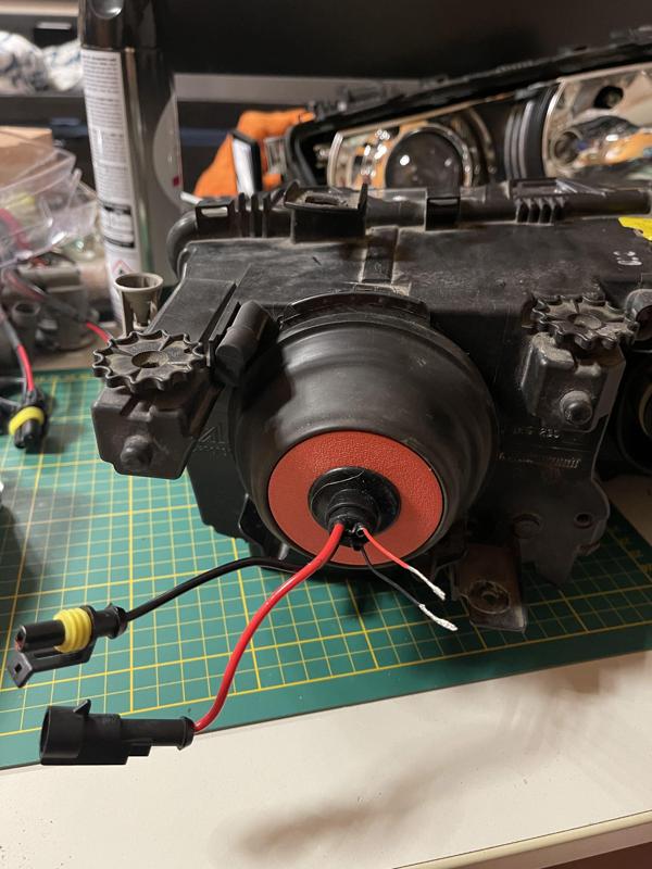 BMW E46 light grommet for retrofited projectors