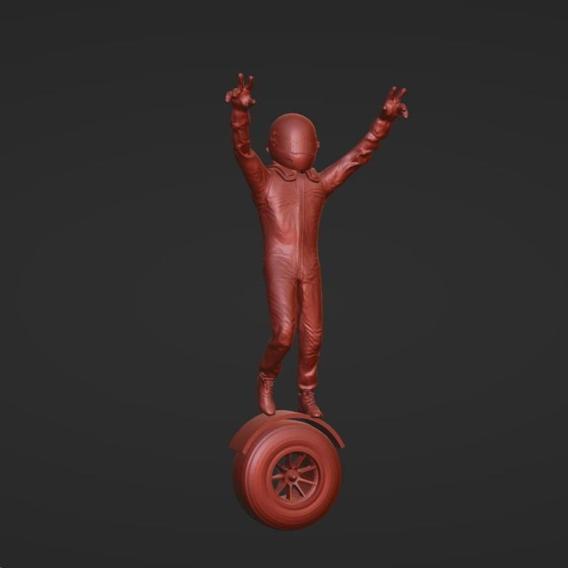 F1 CHAMPION POSE HAMILTON, TIRE