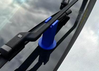 Wiper blade distance holder