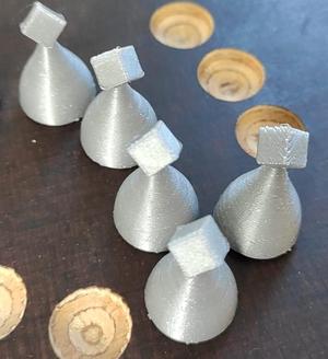 Spielfigur mit Würfelkopf- token with cube on top