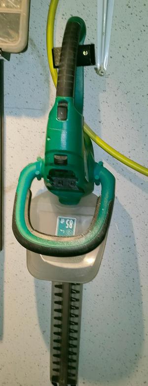 Einfache Wandhalterung für Akku-Heckenschere GLAH 18/4