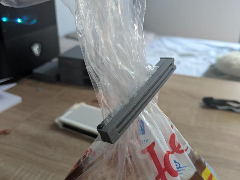 ClipFresh - A versatile clip for your bags